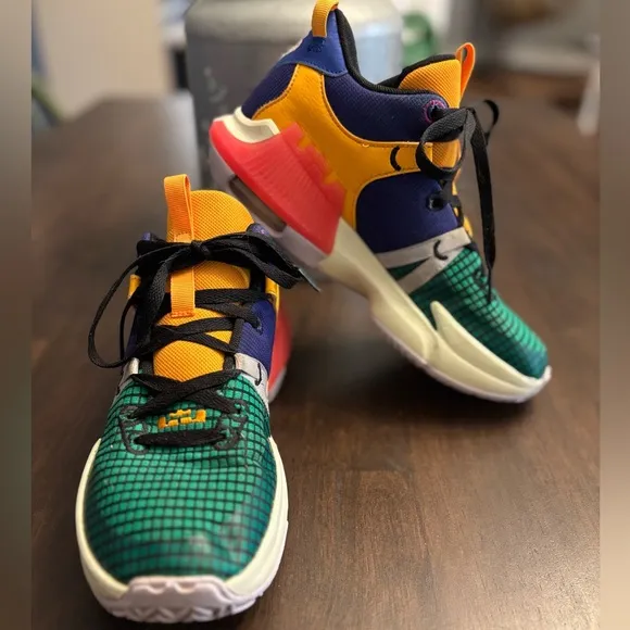 Nike LeBron Witness 7 multi-color mid youth basketball shoes- LIKE NEW