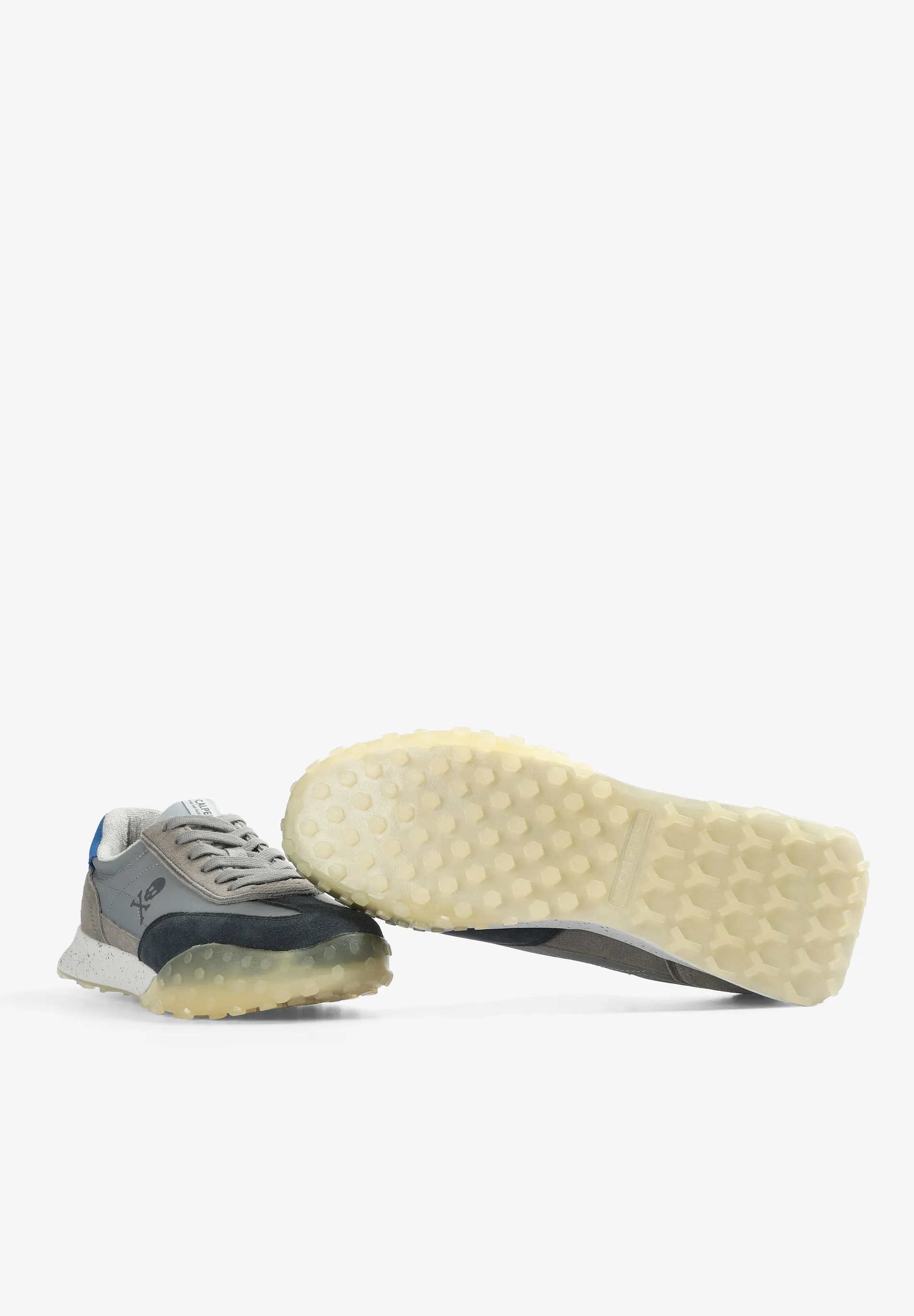 SAPATILHAS COM SOLA DENTADA À FRENTE